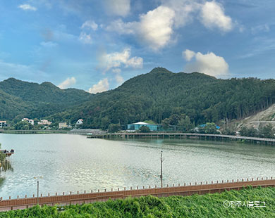 Ajung Lake Waterside Trail 