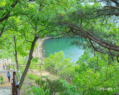 Ajung Lake Waterside Trail 