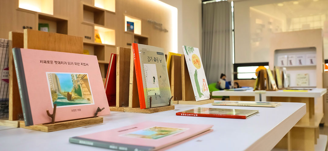 팔복예술공장의 아늑한 책방, 이팝나무 그림책도서관