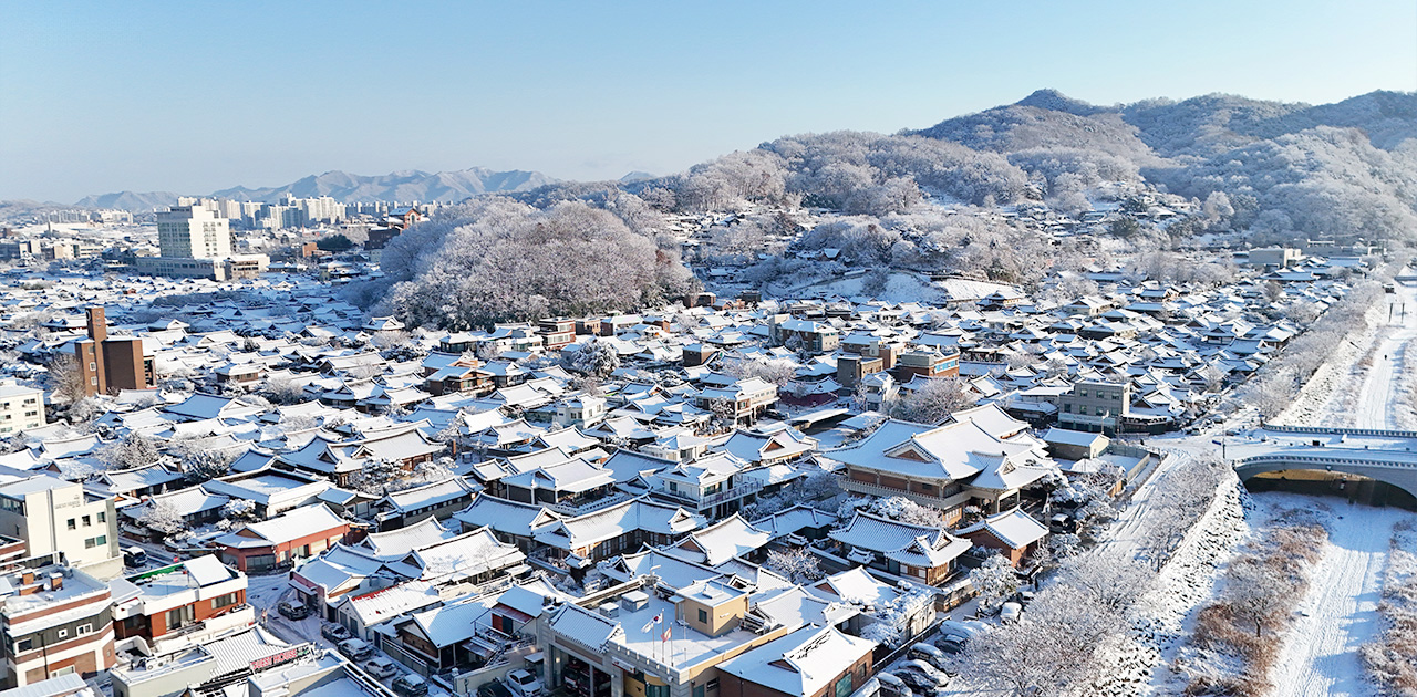 지붕 위로 겨울이 내려앉는 길, 한옥마을 둘레길