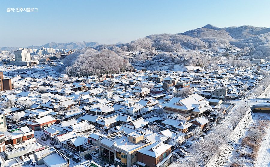 冬季降落在屋顶之上的道路，韩屋村漫步道
