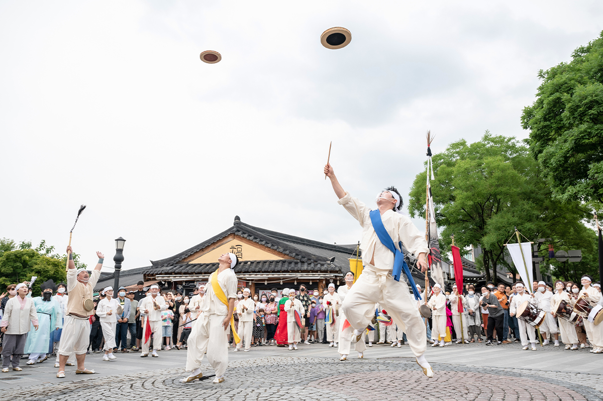 JEONJU HANOK VILLAGE TRADITIONAL PERFORMANCE PARADE